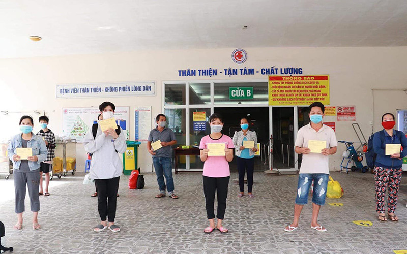 Các bệnh nhân có triệu chứng nặng và trung bình hồi phục được xuất viện tại Bệnh viện đa khoa TP Cần Thơ. (Ảnh: HÀ NGA)