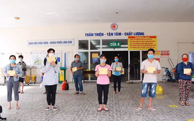 Các bệnh nhân có triệu chứng nặng và trung bình hồi phục được xuất viện tại Bệnh viện đa khoa TP Cần Thơ. (Ảnh: HÀ NGA)