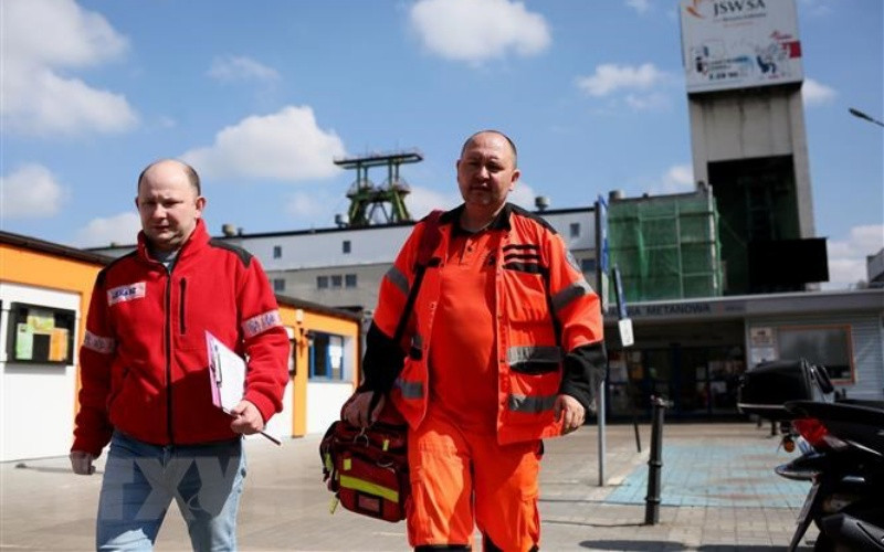 Lực lượng cứu hộ tại mỏ than Zofiowka ở Jastrzebie-Zdroj, miền nam Ba Lan, ngày 23/4. (Ảnh: PAP/TTXVN)