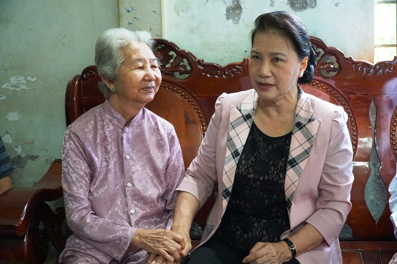 Chủ tịch Quốc hội Nguyễn Thị Kim Ngân thăm Bà mẹ Việt Nam Anh hùng Trương Thị Vân.