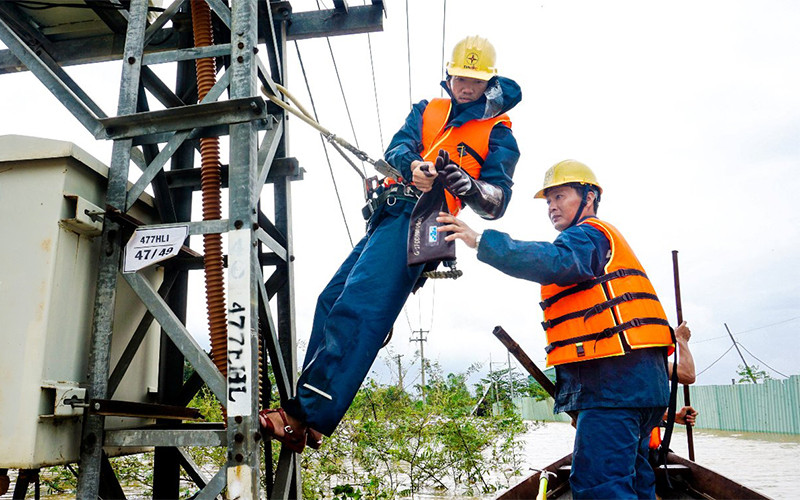 Công nhân điện lực Cẩm Lệ khắc phục sự cố ngay trong mưa bão.