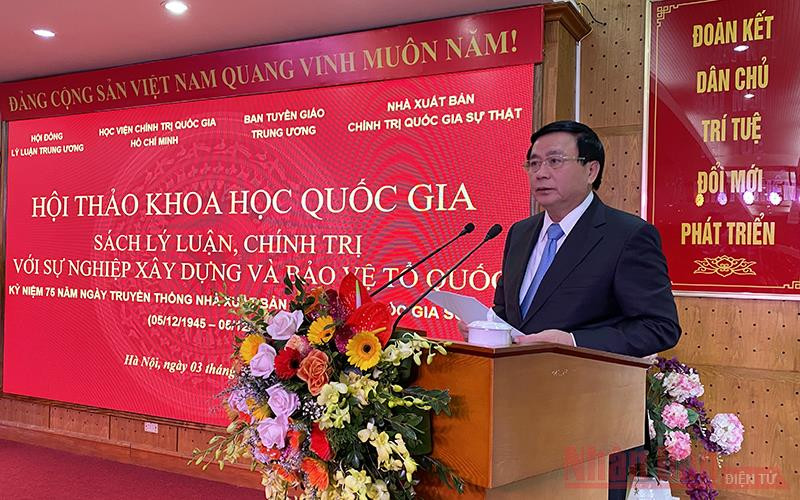 Đồng chí Nguyễn Xuân Thắng phát biểu đề dẫn. Ảnh: TRỊNH DŨNG