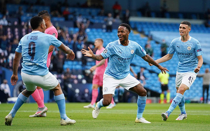 R. Sterling (giữa) mở tỷ số cho Man City.