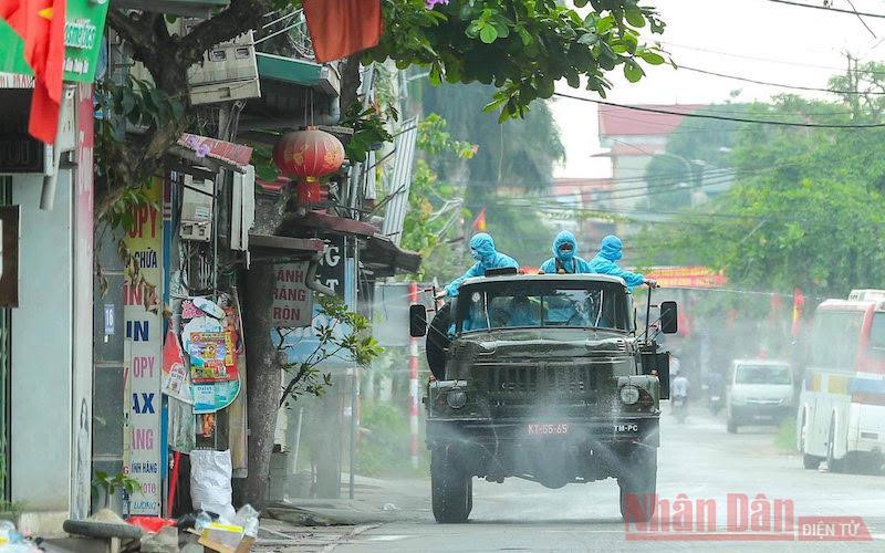 Phun hoá chất tiêu độc, khử khuẩn tại xã Tô Hiệu, huyện Thường Tín (Hà Nội). (Ảnh: ĐỖ MINH)