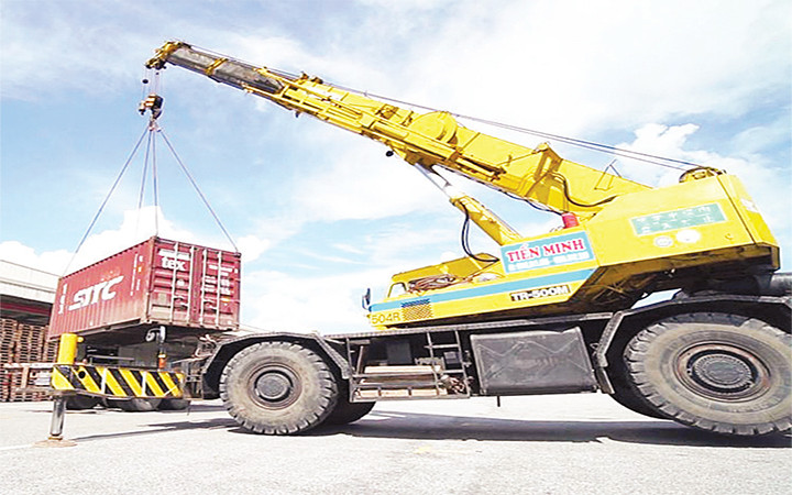 Bốc xếp hàng hóa tại Cảng cạn ICD Long Biên. Ảnh: HOÀNG DŨNG