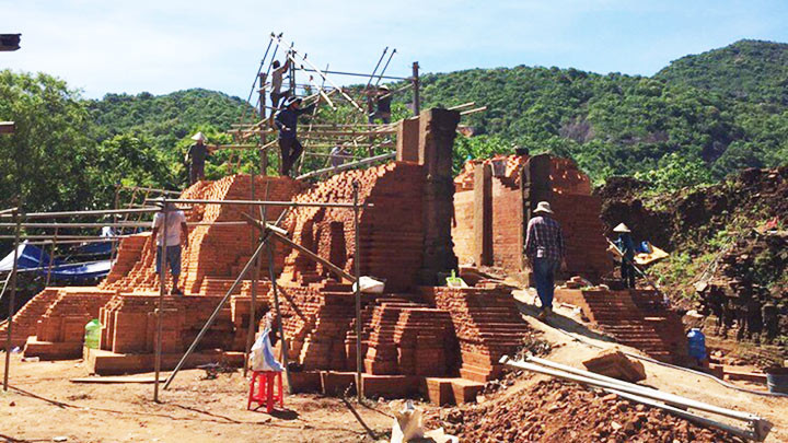 Trùng tu tháp ở Khu di sản thế giới Mỹ Sơn.