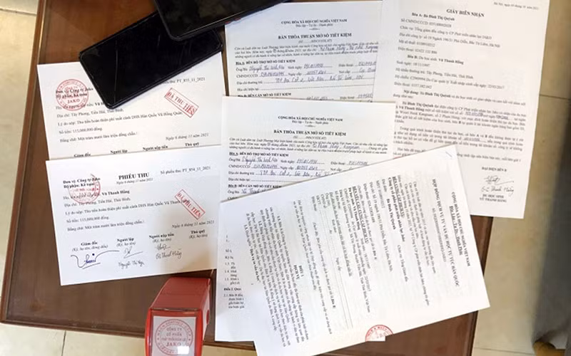 Con dấu và các loại giấy tờ Đinh Thị Quỳnh (trú tại thành phố Phủ Lý, Hà Nam) làm giả để lừa đảo chiếm đoạt tài sản của các bị hại. (Ảnh THÀNH NAM)