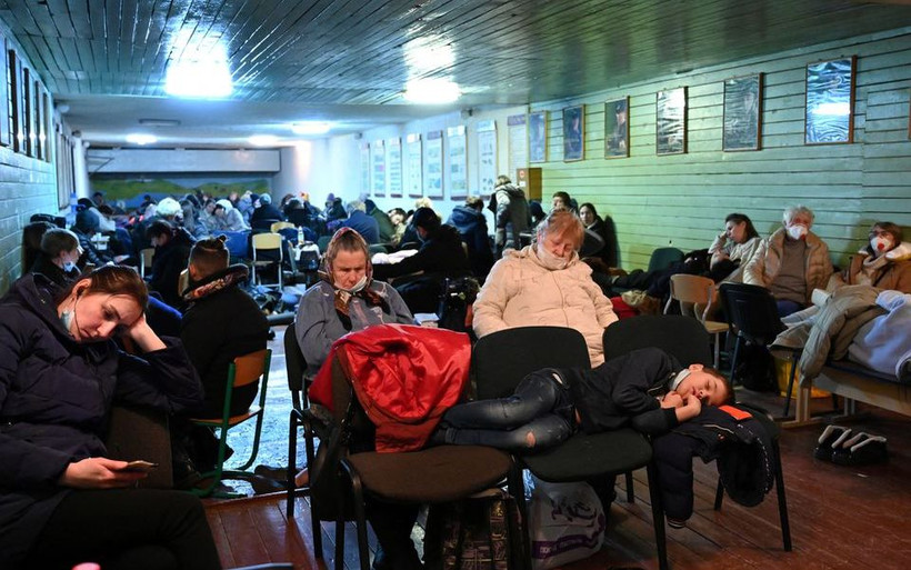 Người dân Ukraine tập trung tại 1 hầm trú ẩn không kích ở Kiev, Ukraine, ngày 25/2/2022. Ảnh: REUTERS
