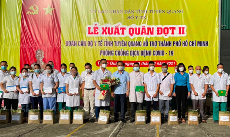 Lãnh đạo tỉnh tặng quà động viên tinh thần các y, bác sĩ lên dường hỗ trợ TP Hồ Chí Minh chống dịch.