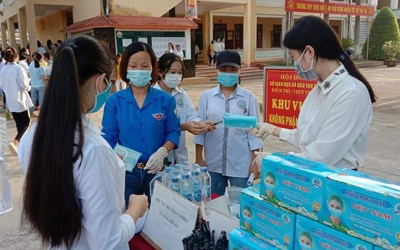 Cấp phát khẩu trang cho thí sinh trước khi dự thi tốt nghiệp THPT quốc gia.