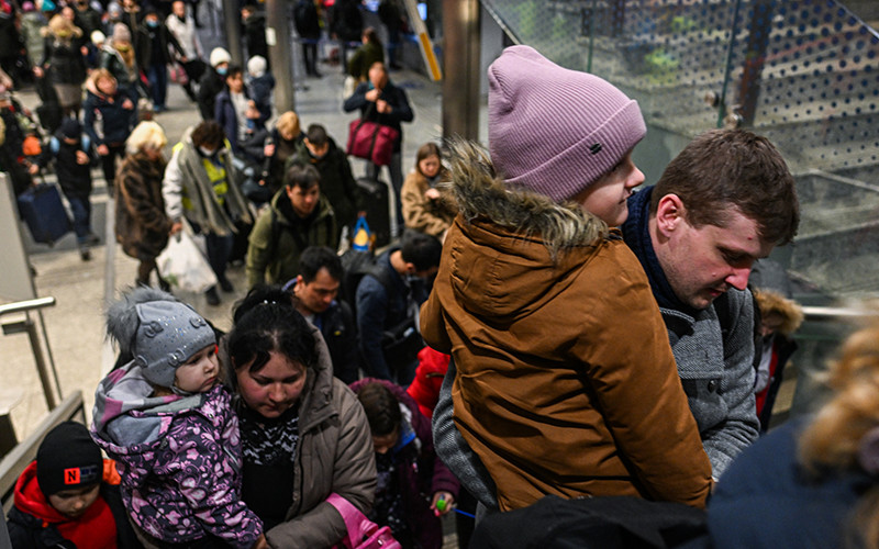 Người dân Ukraine lên tàu ở Ba Lan để sơ tán tới Đức.
