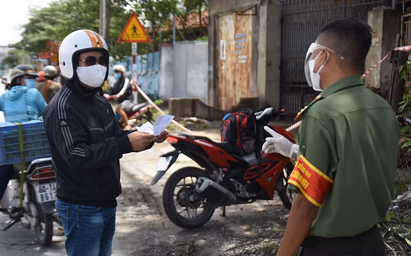 Lực lượng công an tăng cường kiểm tra, xử phạt những trường hợp người dân đi ra đường không thật sự cần thiết.