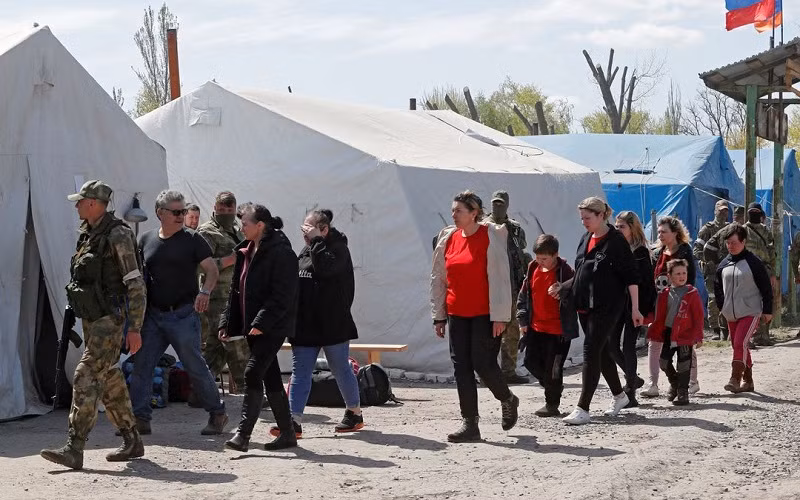 Người dân Ukraine rời khu vực gần nhà máy thép Azovstal ở Mariupol tới trung tâm lưu trú tạm thời ở làng Bezimenne thuộc Donetsk, Ukraine, ngày 1/5/2022. (Ảnh: Reuters)