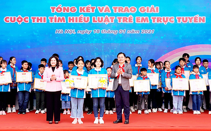 Lễ tổng kết, trao giải tặng các thí sinh tham gia Cuộc thi tìm hiểu Luật Trẻ em trực tuyến.