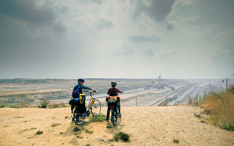 Cảnh phim “Đường xa vạn dặm”(Ảnh: Viện Goethe Hà Nội).