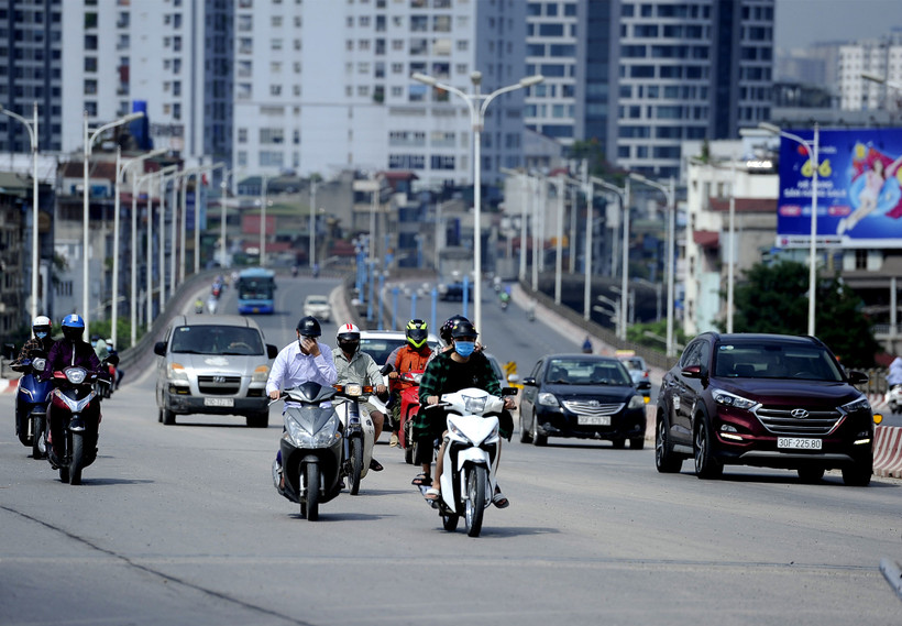 Thời tiết nắng nóng gay gắt tại Hà Nội lên đến hơn 40 độ C khiến nhiều người dân bịt kín mít, gặp khó khăn khi mưu sinh, di chuyển trên đường. 