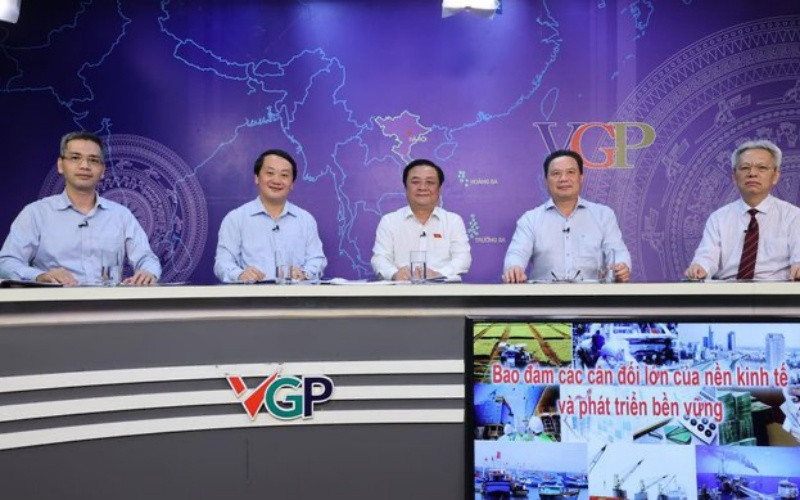 Tọa đàm trực tuyến với chủ đề "Bảo đảm các cân đối lớn của nền kinh tế và phát triển bền vững".