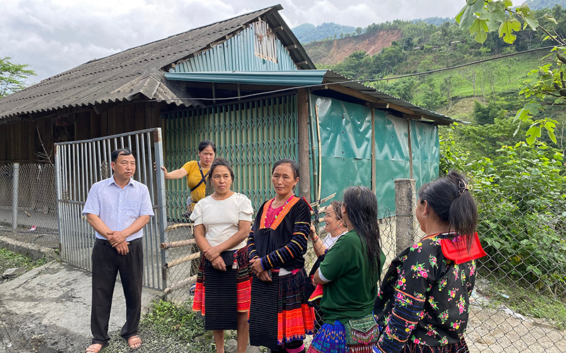 Ông Thào A Phừ, Chủ tịch UBND xã Huổi Lèng vận động người dân bản Huổi Toóng 2 chủ động ứng phó khi thời tiết diễn biến bất thường.