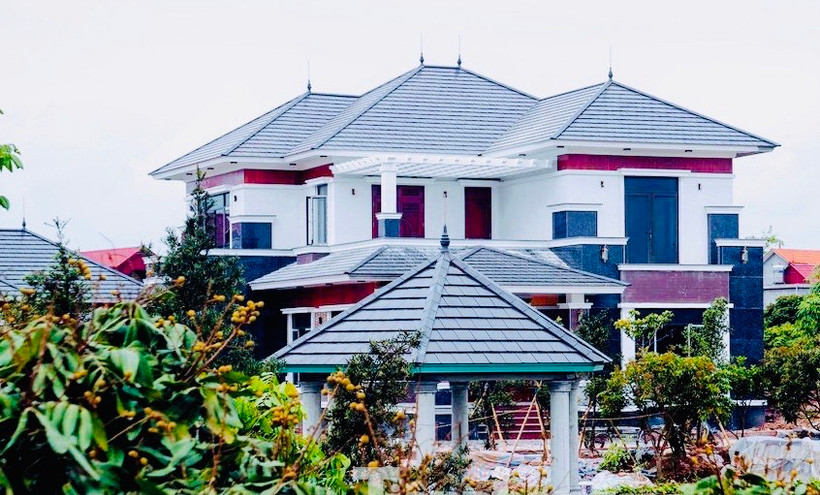 Những công trình đồ sộ “mọc” lên trên đất nông nghiệp tại Công ty nông nghiệp Quý Cao. 