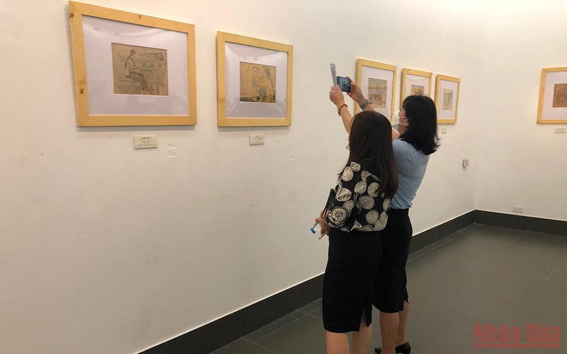 Người xem chụp hình lại những bức ký họa.