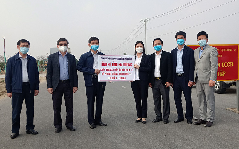 Đồng chí Trần Thị Bích Hằng, phó Chủ tịch UBND tỉnh Thái Bình (thứ tư từ phải sang) trao biểu trưng hỗ trợ vật tư y tế trị giá một tỷ đồng cho lãnh đạo tỉnh Hải Dương.