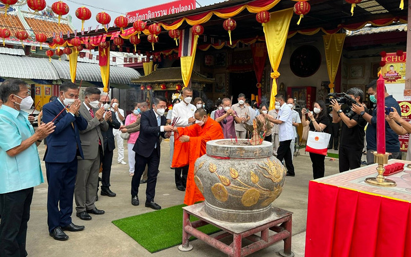 Phó Chủ nhiệm Ủy ban Nhà nước về người Việt Nam ở nước ngoài Ngô Trịnh Hà tại buổi lễ ở chùa Tam Bảo Công.