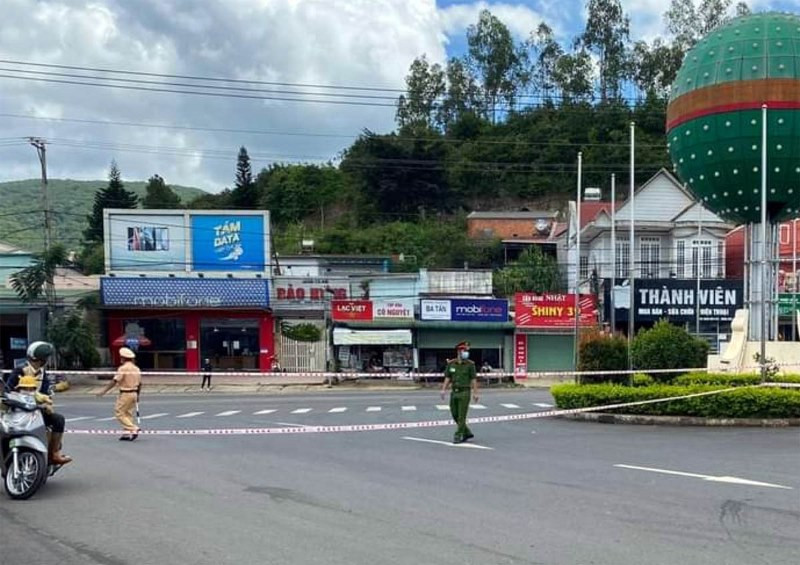 Phân luồng trên Quốc lộ 27, đoạn qua thị trấn Thạnh Mỹ, huyện Đơn Dương, Lâm Đồng.