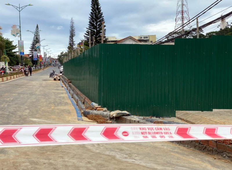 Một làn đường Ba Tháng Tư, đoạn qua khu vực sạt lở, vẫn được phân luồng hạn chế lưu thông để bảo đảm an toàn.