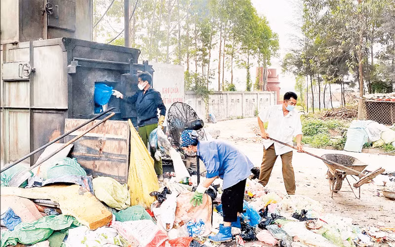 Nhiều địa phương ở các tỉnh nam đồng bằng sông Hồng đầu tư các lò đốt rác thủ công, nhưng vẫn không giải quyết được tình trạng gây ô nhiễm khói, bụi ra môi trường. 