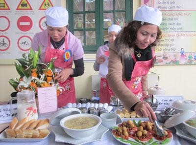 Cô, mẹ cùng chuẩn bị bữa ăn cho bé.