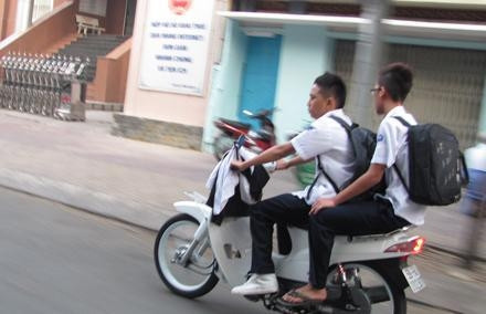 Học sinh không đội nón bảo hiểm trên đường Võ Văn Tần (quận 3).