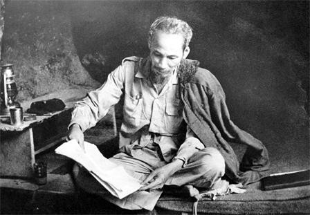 Bác Hồ làm việc trong hang đá ở Việt Bắc năm 1951. Ảnh tư liệu