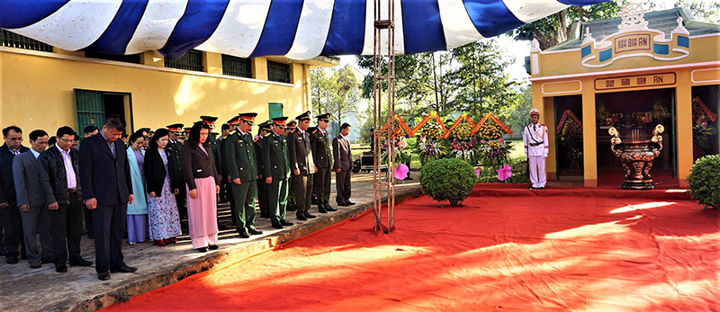 Các đại biểu mặc niệm tưởng nhớ các chiến sĩ cách mạng từng bị bắt, tù đày, hy sinh tại Di tích lịch sử quốc gia đặc biệt Nhà đày Buôn Ma Thuột.