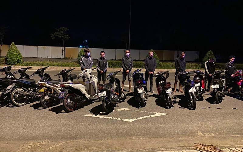 Các đối tượng đua xe trái phép.