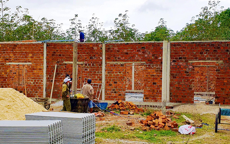 Công trình mọc lên giữa rừng cao-su ở xã Phú Thủy, huyện Lệ Thủy (Quảng Bình) khi người dân nghe tin tuyến đường cao tốc bắc-nam đi qua đây.