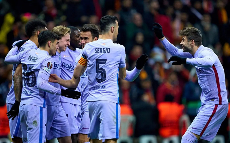 Các cầu thủ Barca ăn mừng chiến thắng trước Galatasaray rạng sáng thứ Sáu (18/3).