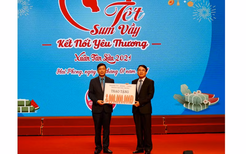 Lãnh đạo TP Hải Phòng trao ba tỷ đồng quà tặng công nhân, lao động có hoàn cảnh khó khăn.