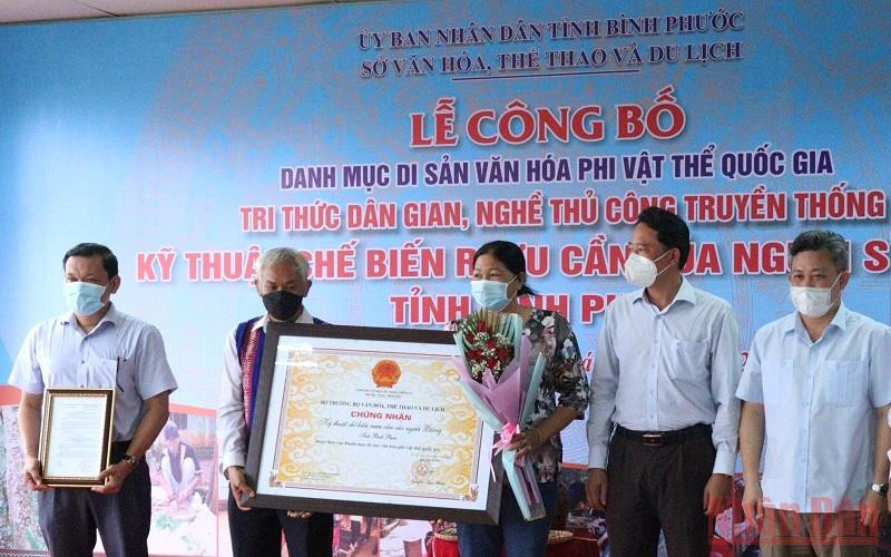 Cộng đồng người S’tiêng tại Bình Phước đón nhận giấy chứng nhận di sản văn hóa phi vật thể quốc gia.