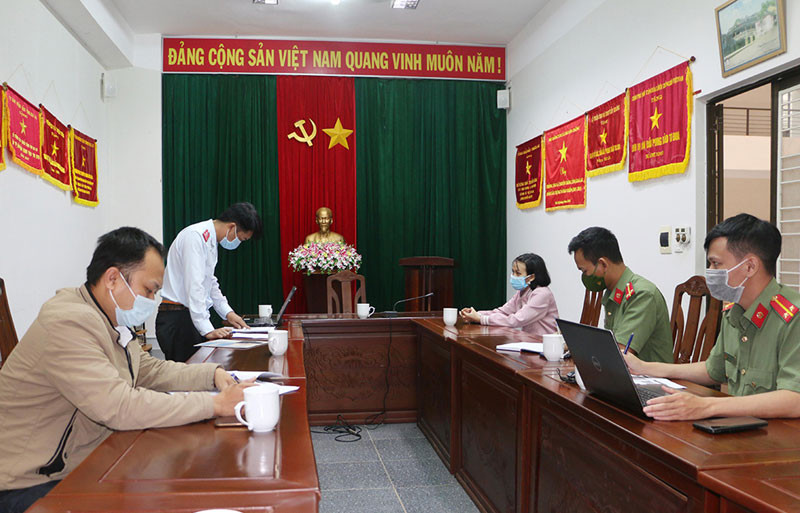 Cơ quan chức năng làm việc với bà L.T.D.T. (Ảnh: QUANG TẤN)