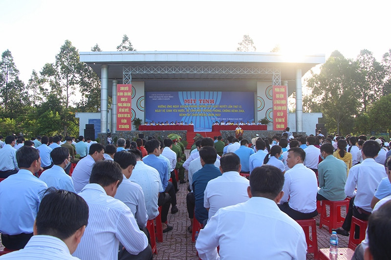 Quang cảnh buổi mít-tinh.