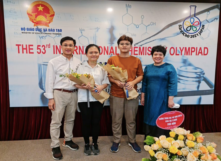 Hai học sinh Nguyễn Lê Thảo Anh, Nguyễn Duy Anh, cùng thầy cô Trường THPT chuyên Hà Nội - Amsterdam