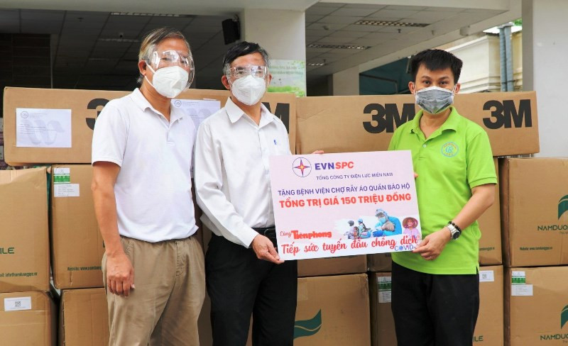 Trưởng ban Truyền thông EVN SPC Hoàng Quốc Sơn (ở giữa), đại diện báo Tiền Phong (trái) trao vật tư y tế tại Bệnh viện Chợ Rẫy.