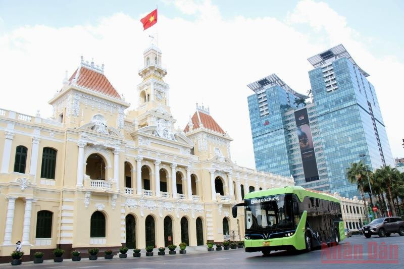 Vận hành thử xe buýt điện ở khu vực trung tâm thành phố Hồ Chí Minh.