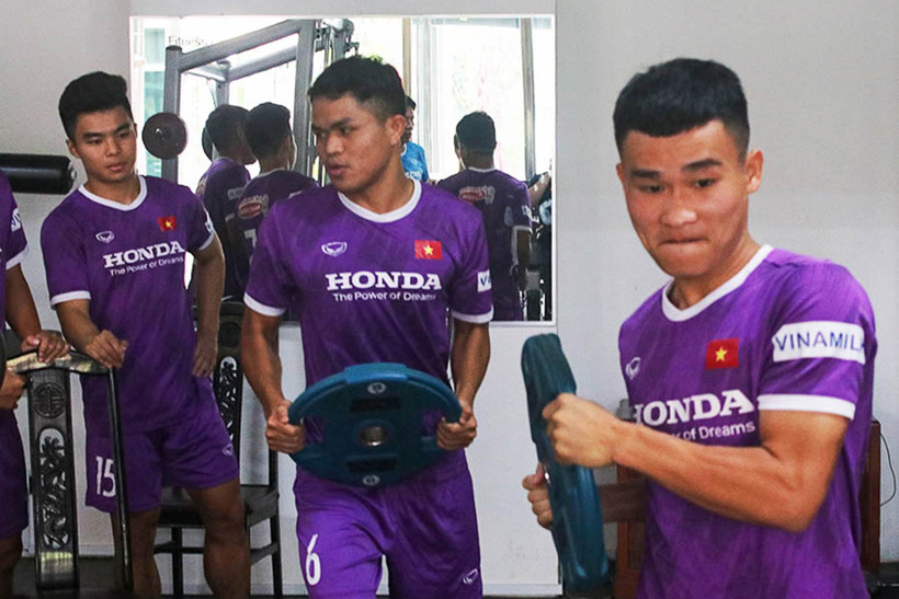 Các cầu thủ tích cực rèn luyện thể lực tại phòng gym của khách sạn. (Ảnh: VFF)