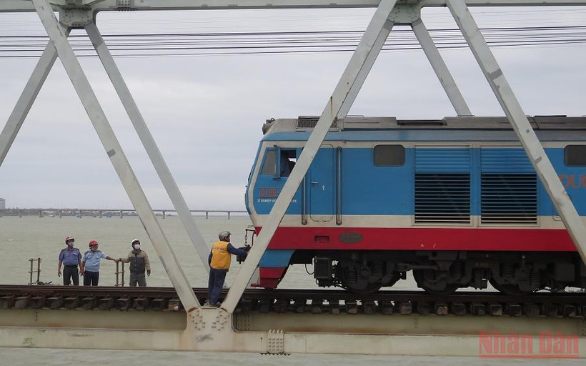 Đoàn tàu hàng phải dừng lại tại hiện trường để xử lý sự cố. (Ảnh: TRÌNH KẾ)