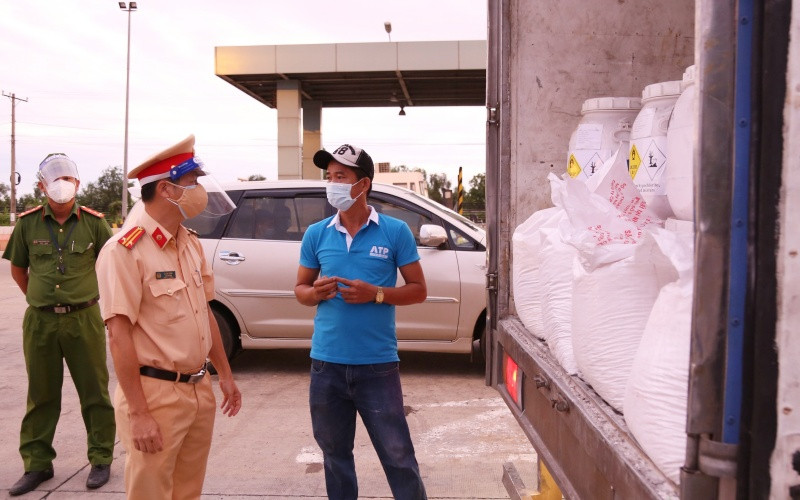 Lực lượng công an làm việc với lái xe về số hóa chất không hóa đơn, chứng từ và nguồn gốc xuất xứ.