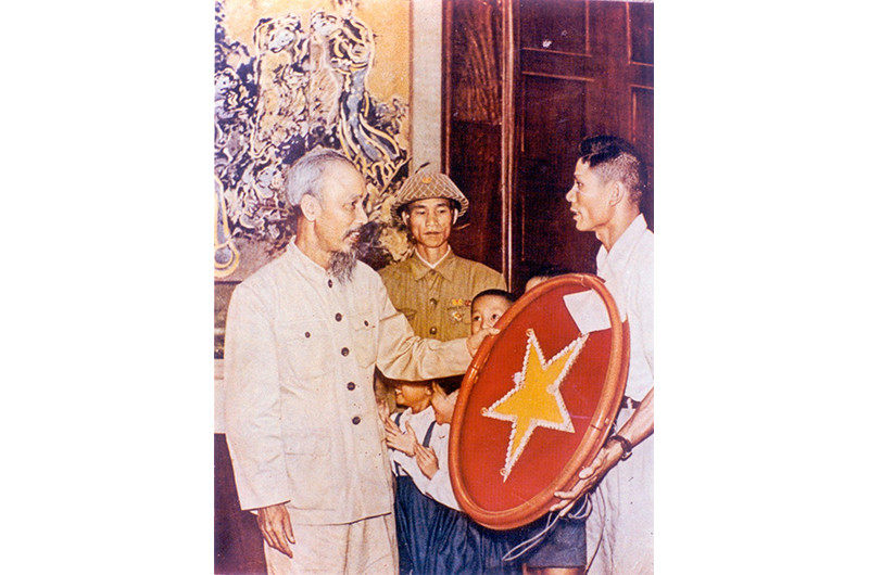 Đáp lại tình cảm của Người, ngay sau ngày Hà Nội giải phóng, những người thợ điện Thủ đô kính tặng Bác biểu tượng Sao Vàng năm cánh kết bằng bóng đèn.