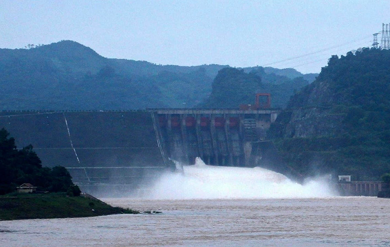 Nhà máy Thủy điện Hòa Bình mở cửa xả đáy năm 2018.