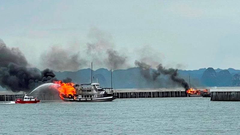 Cứu hộ và dập lửa cho hai tàu du lịch.