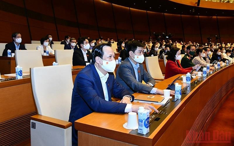 Quốc hội biểu quyết thông qua Nghị quyết về Kế hoạch cơ cấu lại nền kinh tế giai đoạn 2021 - 2025. (Ảnh: LINH NGUYÊN)